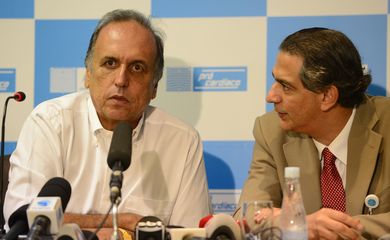 Rio de Janeiro - O governador Luiz Fernando Pezão, ao lado do médico Cláudio Domênico, revela diagnóstico de câncer denominado linfoma não Hodgkin, no tecido ósseo, em entrevista no Hospital Pró-Cardíaco (Fernando Frazão/Agência Brasil)