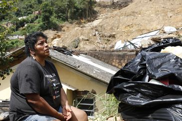 A moradora do Morro da Oficina Rosilane Amaral Pereira retira pertences de sua casa dez dias após as chuvas em Petrópolis.