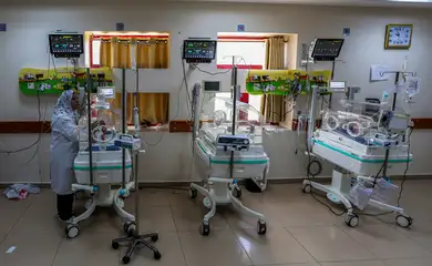 A Palestinian nurse feeds a newborn in an incubator, amid the Israel-Hamas conflict, at a hospital in Deir Al-Balah in the central Gaza Strip, September 10, 2024. REUTERS/Ramadan Abed