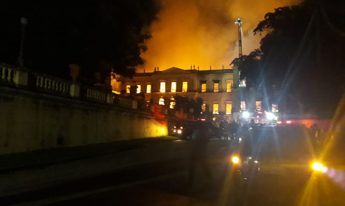 Incêndio atinge Museu Nacional do Rio de Janeiro, na Quinta da Boa Vista, na zona norte do Rio de Janeiro