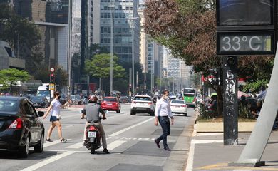 Termômetros marcam 33ºC graus e a qualidade do ar é considerada moderada na Avenida paulista.