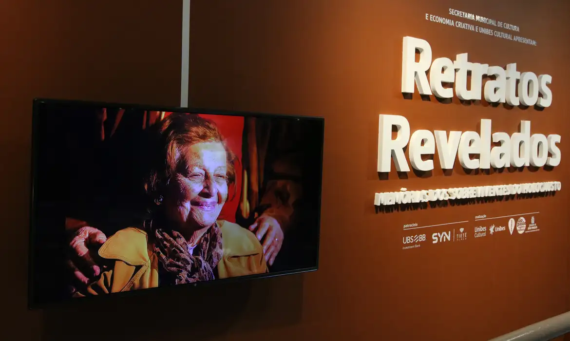 São Paulo (SP), 16/05/2025 - A Exposição “Retratos Revelados” mostra judeus sobreviventes do Holocausto que vivem hoje no Brasil. Ao lado de cada fotografia, é possível ler um resumo da biografia de cada sobrevivente retratado. Foto: Cadu Pinotti/Agência Brasil
