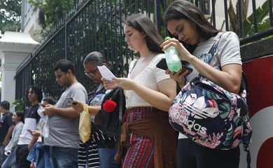 Rio de Janeiro (RJ) 05/11/2023 - Estudantes chegam para o primeiro dia de provas do Enem 2023, na Universidade Veiga de Almeida, na Tijuca. Foto: Fernando Frazão/Agência Brasil