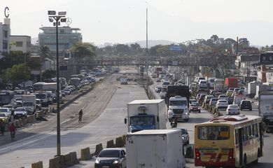 Pista central interditada para obras BRT Transbrasil, na Avenida Brasil, altura de Ramos, no Rio de Janeiro.