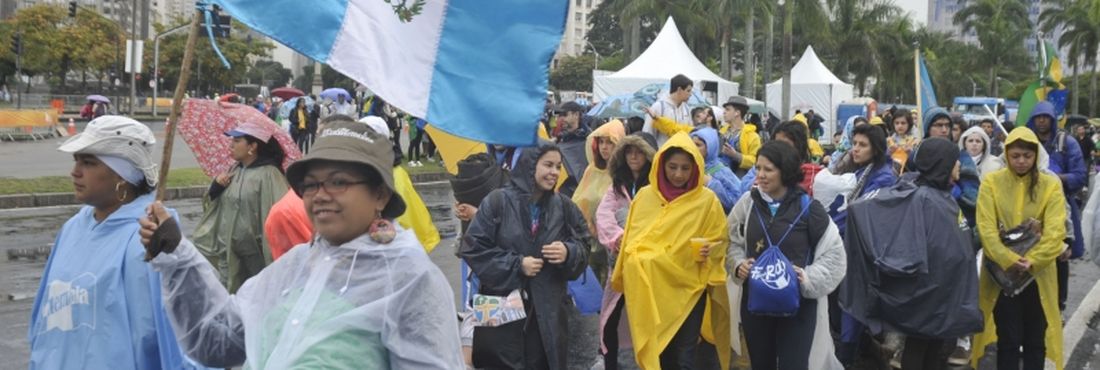Peregrinos no Rio de Janeiro aguardam a realização da vigília da Jornada Mundial da Juventude