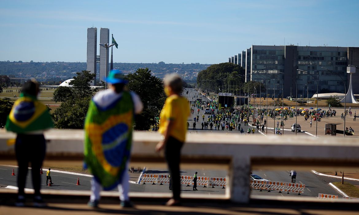 Pessoas participam de manifestação em apoio ao presidente do Brasil, Jair Bolsonaro, em Brasília