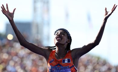 Paris 2024 Olympics - Athletics - Women's Marathon - Paris, France - August 11, 2024. Sifan Hassan of Netherlands celebrates after winning gold. REUTERS/Lisa Leutner