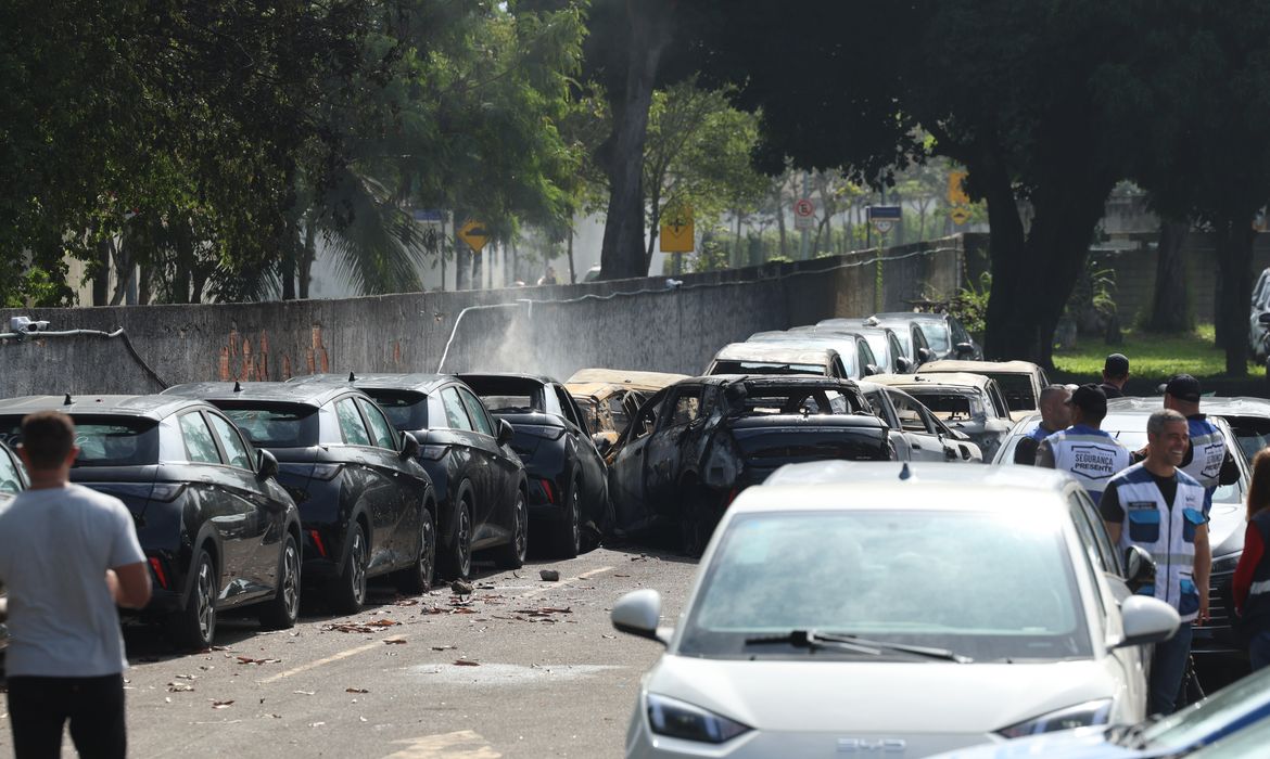 Rio d Janeiro (RJ), 14/06/2026 - Carros queimados atingidos após queda de helicóptero. Foto: Tomaz Silva/Agência Brasil