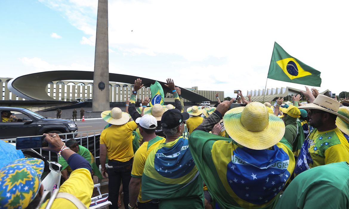 Manifestação em frente ao Quartel General do Exército em Brasília