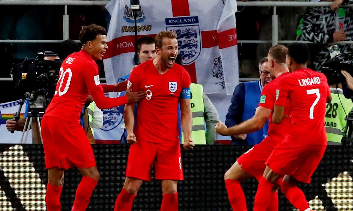 Copa 2018: Colômbia e Inglaterra. O inglês Harry Kane comemora o primeiro gol de pênalti com companheiros de equipe. 
