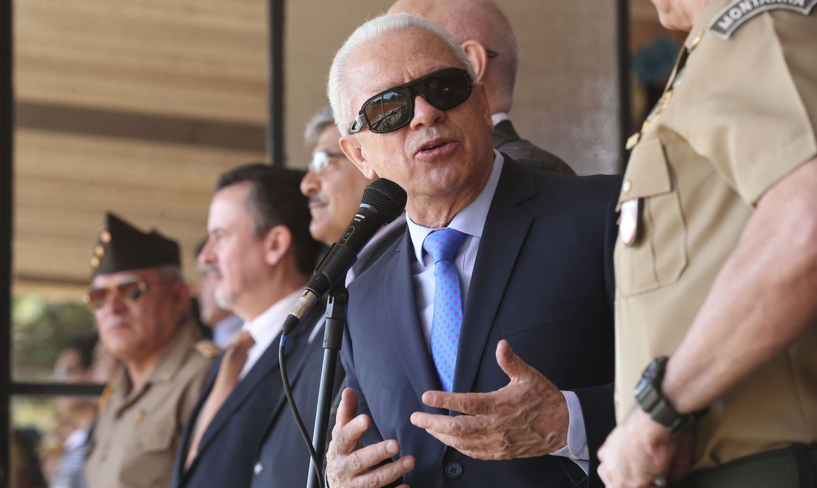 O embaixador do Peru no Brasil, Vicente Rojas Escalante, assiste competição equestre no 1º Regimento de Cavalaria de Guardas, em Brasília.