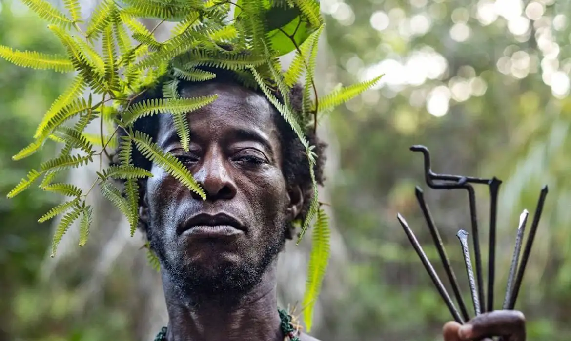 Dos Brasis é a maior exposição de artistas negros já feita no país. - Ayrson Heráclito - Agué com Folha de Prata no Peito e Avivi, 2022 - Foto: Divulgação/Sesc
