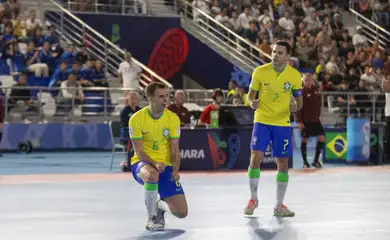 Uzbequistão, 14/-9/2024 - Copa do mundo de futsal Jogadores Marcel (6) e Dyego (7) comemoram um gol do Brasil contra a seleção de Cuba. Foto: Leto Ribas/CBF