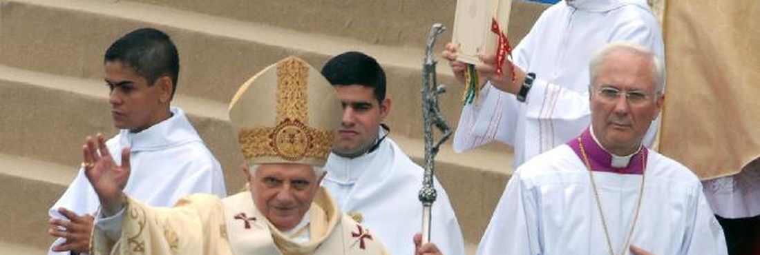 Papa Bento XVI celebra missa em palco armado em frente à basílica de Nossa Senhora Aparecida, em Aparecida (SP)