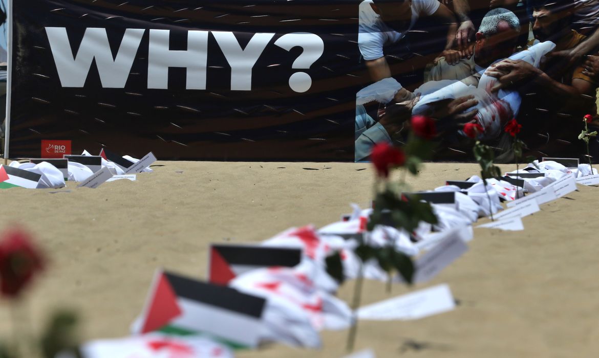 Rio de Janeiro (RJ), 03/11/2023 - A ONG Rio de Paz faz ato, na praia de Copacabana, em repúdio à guerra no Oriente Médio e ao assassinato de milhares de crianças palestinas em Gaza provocado por Israel. Foto: Tânia Rêgo/Agência Brasil