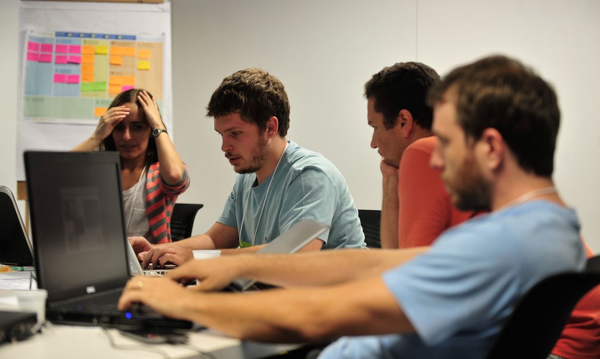 22 18:37:26 Brasília - startup weekend brasília, evento promovido pelo sebrae, une empreendedores, desenvolvedores, designers e entusiastas para compartilhar idéias, formar equipes criar startups (marcelo camargo agênciabrasil)