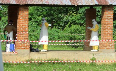 Trabalhadores da saúde são dedetizados após visitarem centro de isolamento de doentes de ebola no hospital de Bikoro, Congo. REUTERS/Jean Robert N