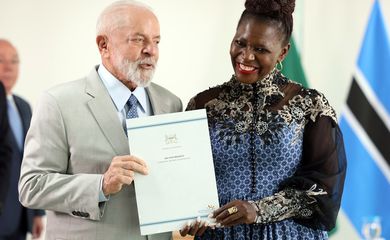 Brasília (DF), 22.05.2024 - Presidente Luiz Inácio Lula da Silva recebe as cartas credenciais de oito novos embaixadores no Brasil, em cerimônia no Palácio do Planalto. – Embaixadora de Botsuana, Benetia Chingapane. Foto: Antonio Cruz/Agência Brasil