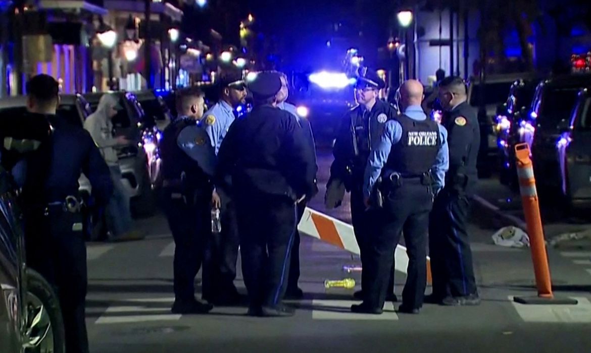 Policiais verificam local de atropelamento em Nova Orleans, em imagem obtida de vídeo
01/01/2025
ABC Affiliate WGNO/Divulgação via REUTERS