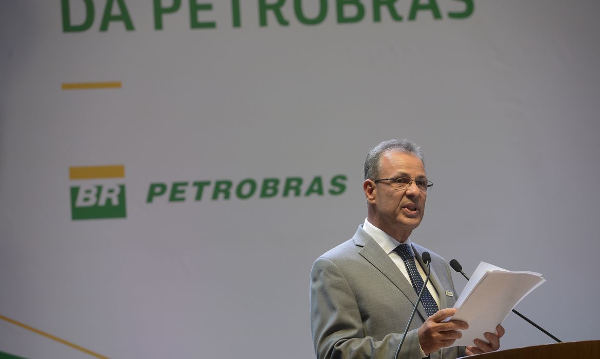 O ministro de Minas e Energia, almirante Bento Costa Lima Leite, durante posse do novo presidente da Petrobras, Roberto Castello Branco, no Rio de Janeiro.