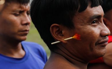 Surucucu (RR), 09/02/2023 - Homens yanomami em Surucucu, na Terra Indígena Yanomami.  Foto: Fernando Frazão/Agência Brasil