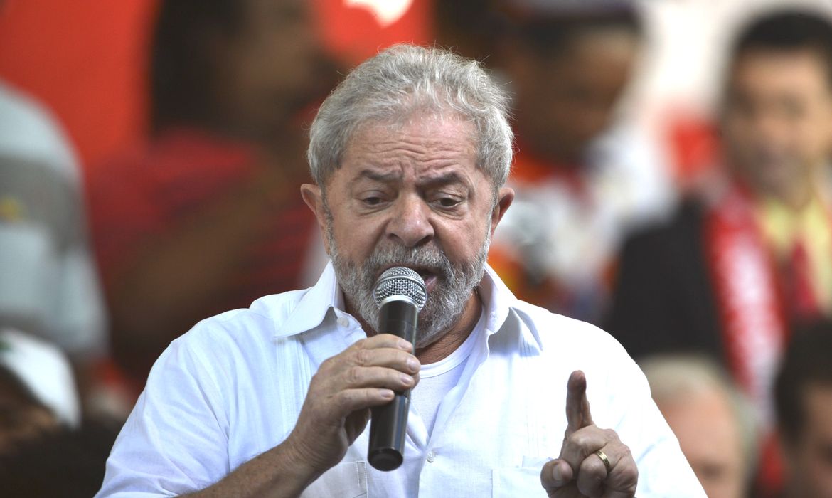 Brasília - O ex-presidente Luiz Inácio Lula da Silva participou do Ato com Movimentos Sociais pela Democracia, no estacionamento do Ginásio Nilson Nelson. No encontro Lula reforçou que um impeachment sem base legal é um golpe contra a