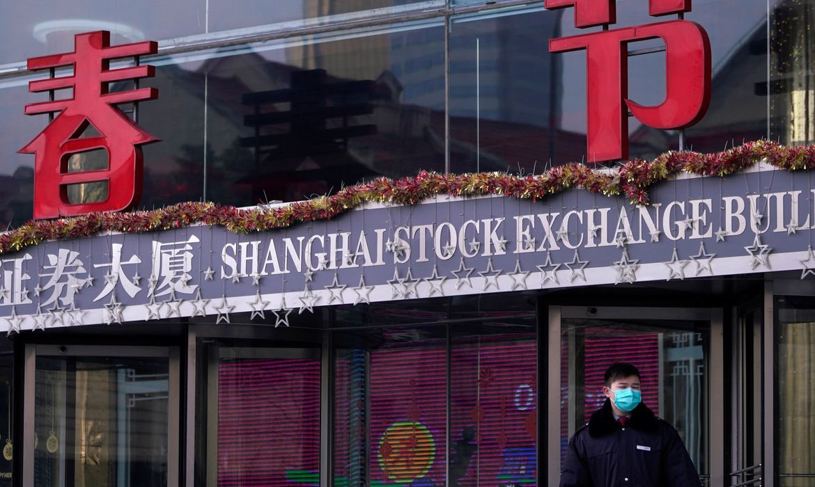 Um guarda de segurança está no prédio da Bolsa de Valores de Xangai, no distrito financeiro de Pudong, em Xangai, na China, enquanto o país é atingido por um surto de um novo coronavírus, em 3 de fevereiro de 2020. REUTERS / Aly Song