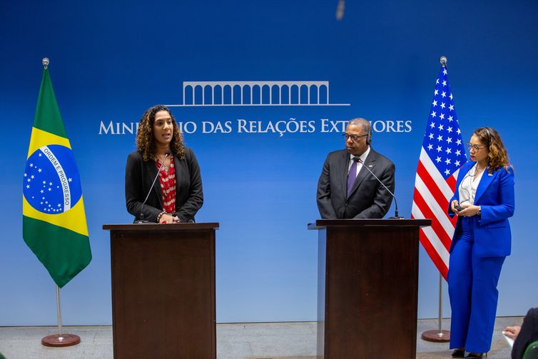 Ministra da Igualdade Racial, Anielle Franco,Secretário Assistente de Estado para Assuntos do Hemisfério Ocidental dos EUA, Brian A. Nichols e a Representante Especial para a Equidade e Justiça Racial dos EUA, Desirée Cormier Smith, emcoletiva no Itamaraty-Fabio Rodrigues-Pozzebom/ Agência Brasil