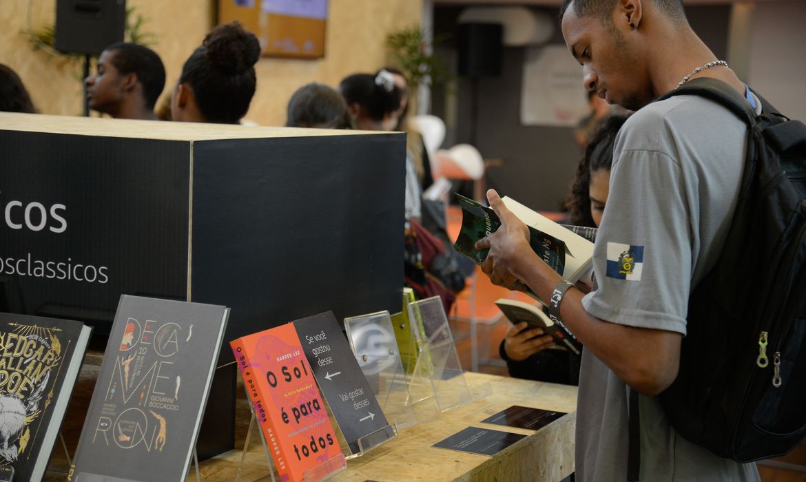 Estudantes participam do Ler - Salão Carioca do Livro, na Biblioteca Parque, no centro do Rio. 