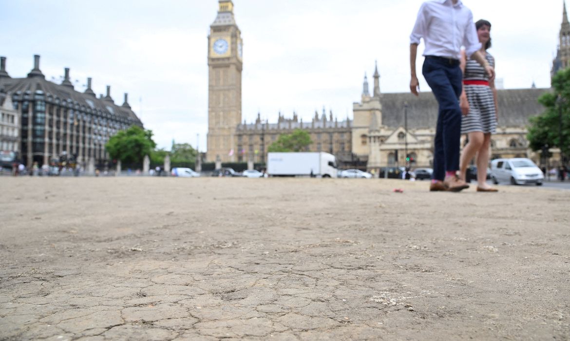 Solo rachado em meio ao forte calor na Praça do Parlamento britânico, em Londres