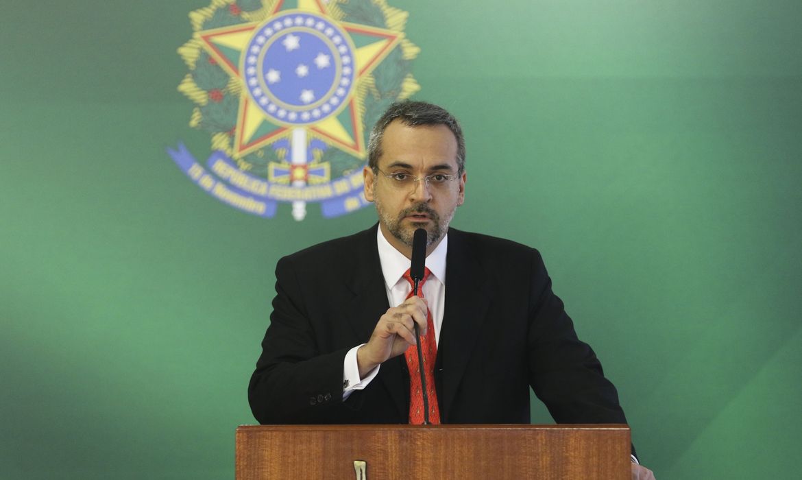 O novo ministro da Educação, Abraham Weintraub, fala durante cerimônia de posse, no Palácio do Planalto.