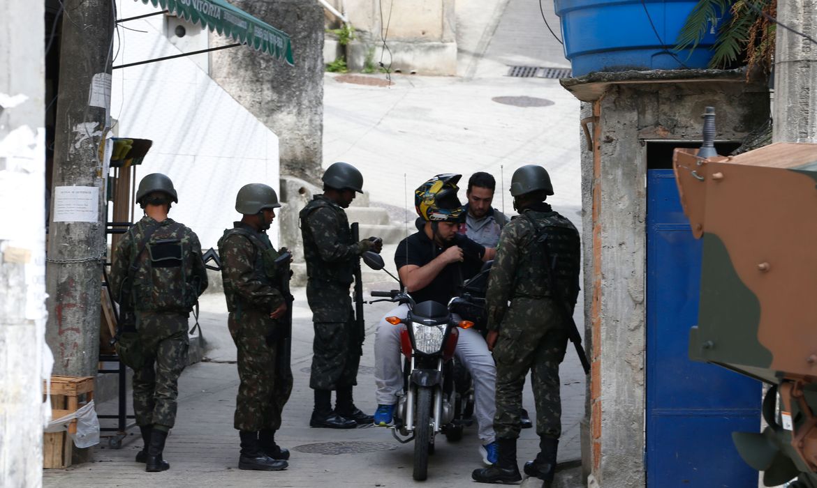 Rio de Janeiro - Com apoio das Forças Armadas, os agentes de segurança do Rio de Janeiro ocupam os principais acessos à Vila Joaniza, na favela do Barbante, na Ilha do Governador ( Tânia Rêgo/Agência Brasil)
