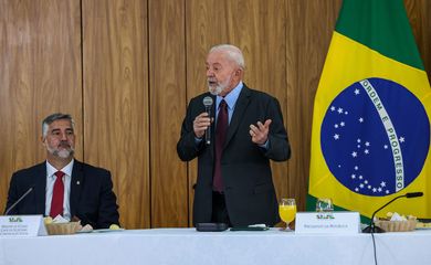 Brasília (DF), 23.04.2024 - Presidente Luiz Inácio Lula da Silva(d) e o ministro Pimenta durante café com jornalistas no Palácio do Planalto. 
Foto: Fabio Rodrigues-Pozzebom/Agência Brasil