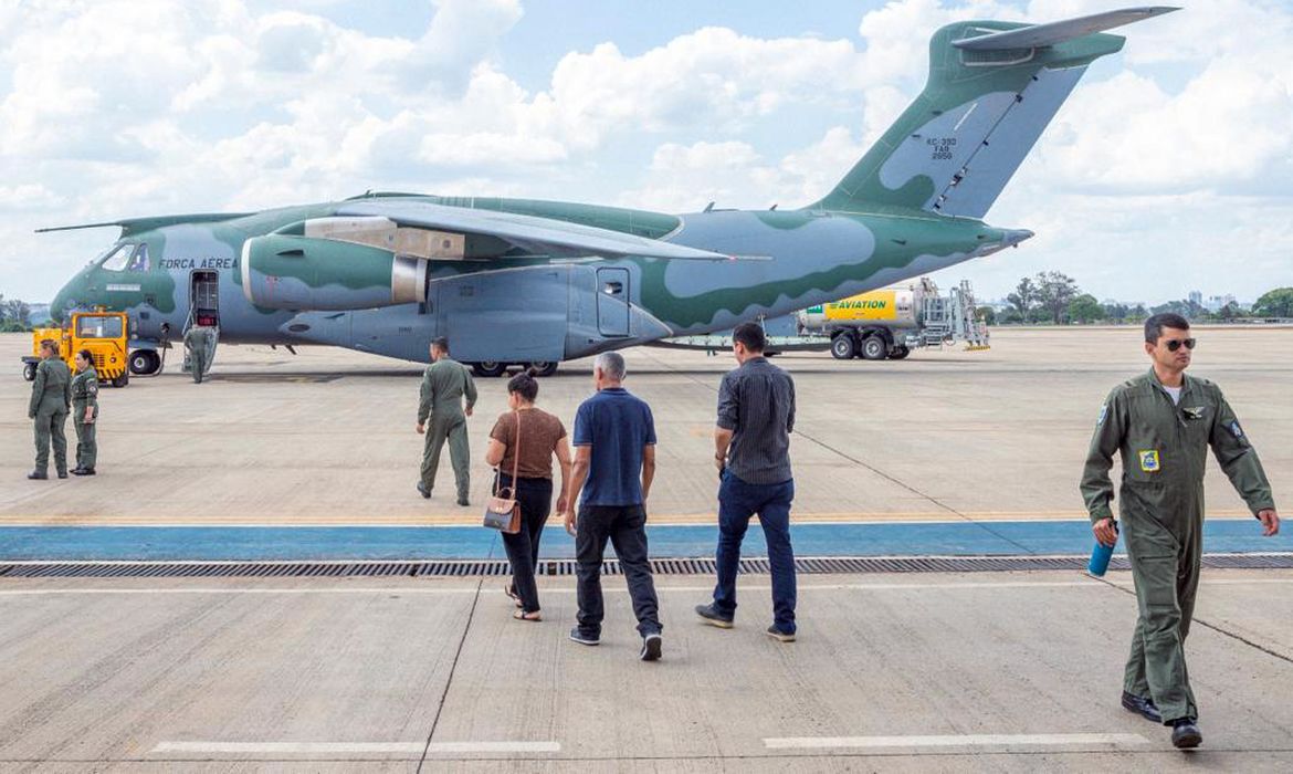 Brasília (DF), 10.10.2023 - Decolagem da aeronave KC-390 Millennium da FAB para a repatriação de brasileiros em território de Israel e Palestina. Operação Voltando em Paz. Foto: João Risi/Audiovisual/PR