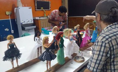 Bonecas Barbie com roupas recicladas em exposição no Rio