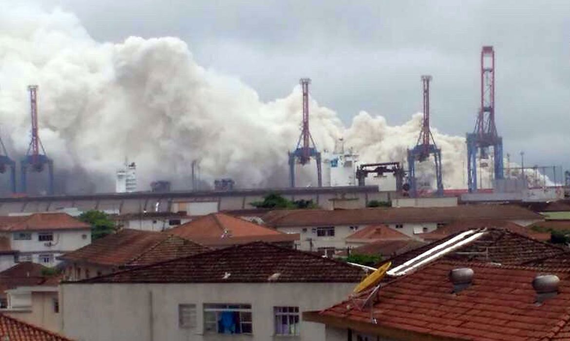Vazamento de gás interdita terminal de cargas no Guarujá (Divulgação/Corpo de Bombeiros de São Paulo)