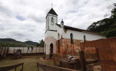 Distrito de Barra Longa. A comunidade foi parcialmente encoberta pela lama que chegou pelo rio Gualaxo do Norte.Na foto a igreja da cidade, atingida pela lama e atualmente interditada. 