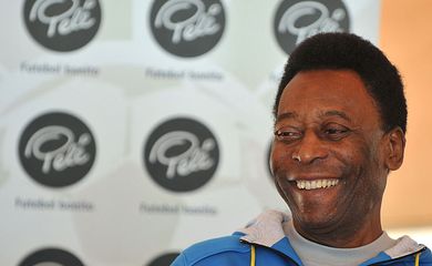 800px-pele_africa_do_sul_2010_1.jpg