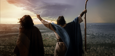 Moisés ergue os braços e uma nuvem escura cobre o céu