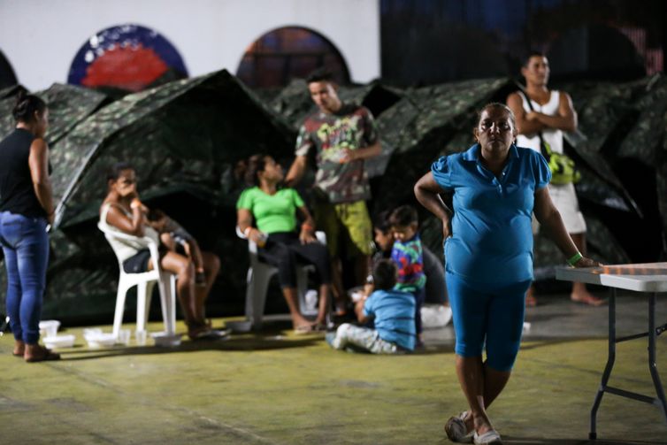 Imigrantes venezuelanos são abrigados em instalações provisórias em Boa Vista.