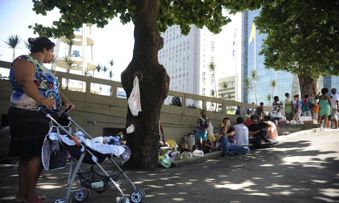 Rio de Janeiro -  Ex-ocupantes do prédio da Oi permanecem acampados na área externa da Catedral Metropolitana depois de serem retirados da frente da prefeitura na madrugada de sexta(18).