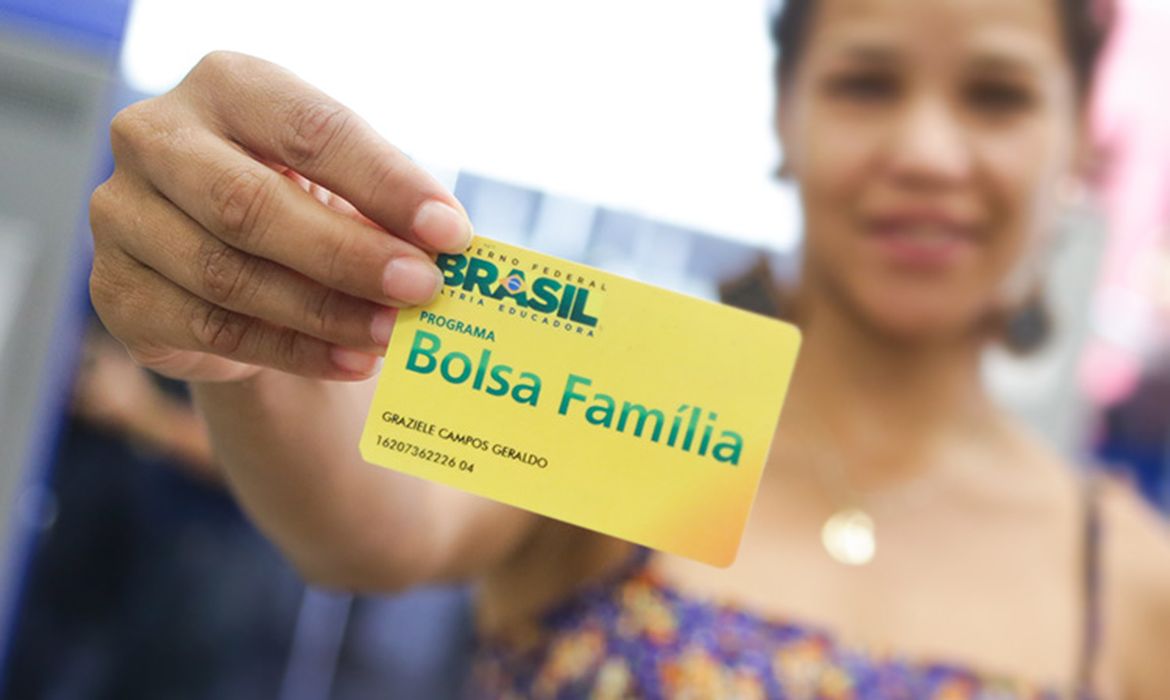 Beneficiários sacando o Bolsa Família na agência da Caixa Econômica, em Sobradinho. Brasília/DF 30/05/2017. Foto: Rafael Zart/ASCOM/MDSA