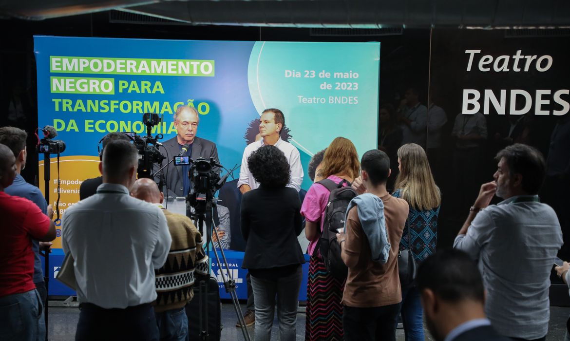 Rio de Janeiro - 22.05.2023 - O presidente do Banco Nacional de Desenvolvimento Econômico e Social (BNDES), Aloizio Mercadante, juntamente com o prefeito do Município do Rio de Janeiro, Eduardo Paes, anunciam hoje a reabertura do Espaço Cultura