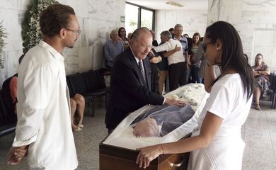 O ex- presidente José Sarney, cumprimenta familiares do fotógrafo Gervásio Baptista durante velório no Cemitério Campo da Esperança.