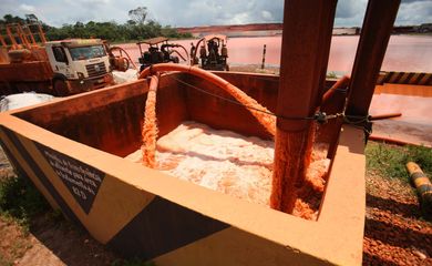 Secretaria de Meio Ambiente do Pará monitora níveis das bacias do sistema de tratamento de rejeitos nas instalações da mineradora Hydro Alunorte, acusada de ser responsável por um vazamento em Barcarena 