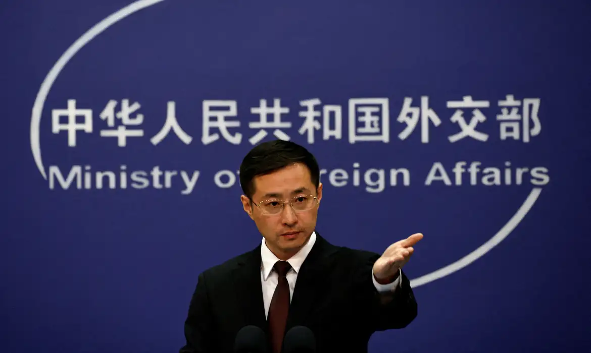 FILE PHOTO: Chinese Foreign Ministry spokesperson Lin Jian gestures during a press conference in Beijing, China March 20, 2024. Reuters/Tingshu Wang/Proibida reprodução