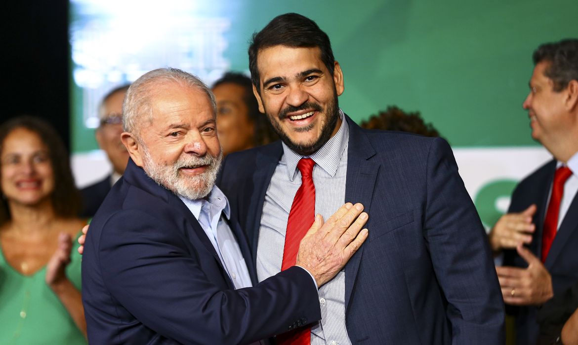 O presidente eleito, Luiz Inácio Lula da Silva, e o futuro ministro da Advocacia-Geral da União, Jorge Messias, durante anúncio de novos ministros que comporão o governo.