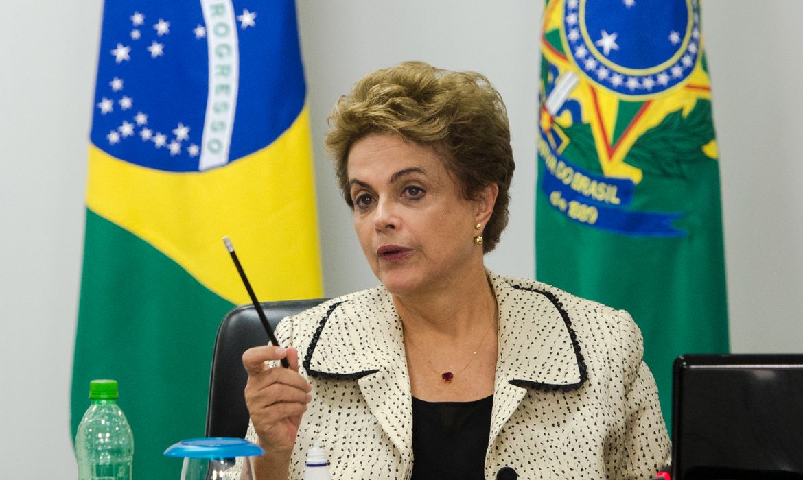Brasília - A presidenta Dilma Rousseff, em reunião com autoridades para tratar do combate ao vírus Zika (Marcelo Camargo/Agência Brasil)