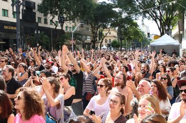 Público durante o show da Anelis Assumpção, com participação de Tulipa Ruiz e Negro Leo, no palco em homenagem a Itamar Assumpção, na Virada Cultural, em São Paulo.