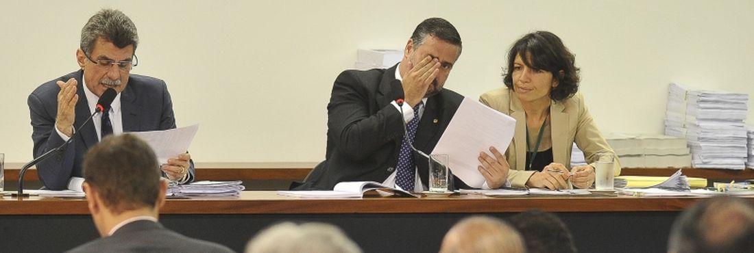 Brasília - O relator da proposta orçamentária, senador Romero Jucá (PMDB-RR), e o deputado Paulo Pimenta (PT-RS), durante reunião da Comissão Mista de Orçamento que aprovou o relatório final à proposta orçamentária de 2013 (PLN 24/12).